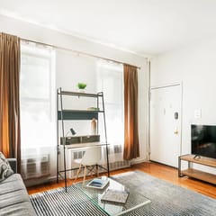 26-2B  Gramercy Large 1BR WD in unit courtyard