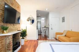 24-17 Renovated Studio Prime Location WD - Image 2