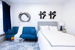 26-4A  New Studio prime 20's W/D  Shared Courtyard - Image 2
