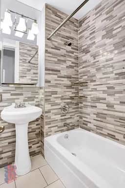 53-1 1BR in the heart of W. Village, W/D near park - Image 3