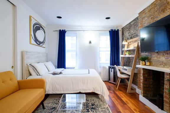 24-17 Renovated Studio Prime Location WD - Image 1