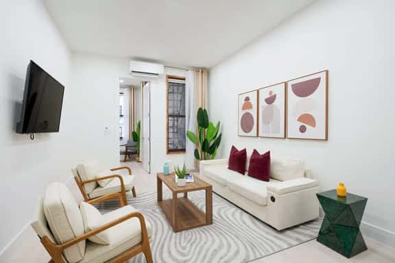 317-1D 2BR Duplex W/D Private Backyard - Image 1