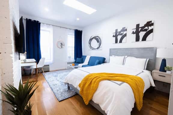 26-4A  New Studio prime 20's W/D  Shared Courtyard - Image 1