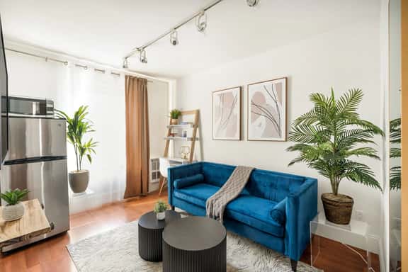69-4D  Trendy Lower East Side 1Br Brand New - Image 1