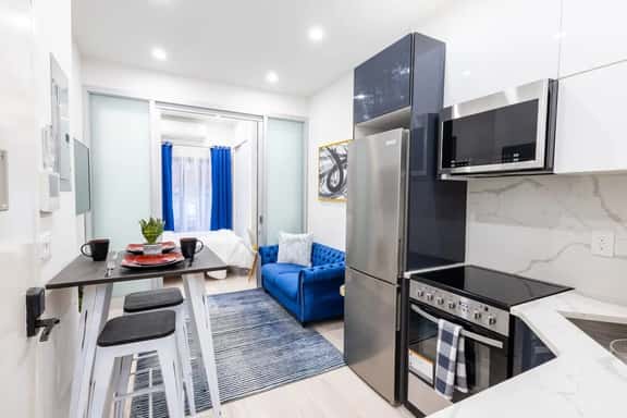 317-1AN - Modern 1BR W&D Walk to Central Park - Image 1