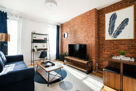 454-4R New 2BR prime midtown Best value Sleeps 5 - Image 1