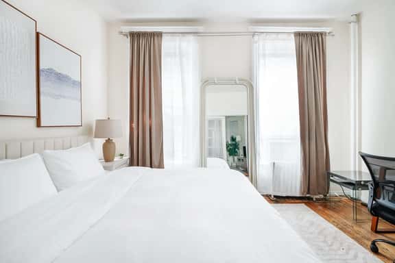 211-3 Prime Union Square Large 1BR Great value - Image 1
