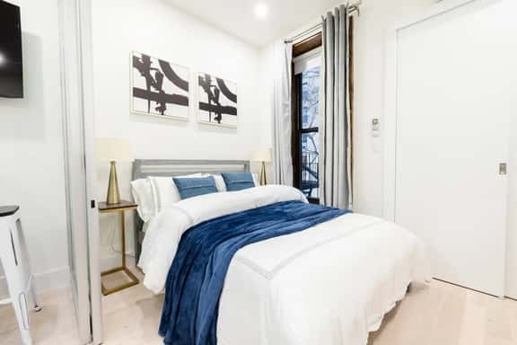 317-4C Modern 1BR W&D Walk to Central Park - Image 1