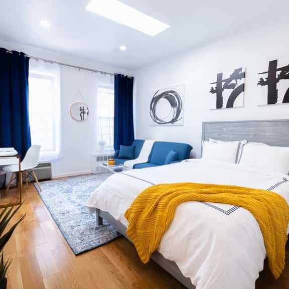26-4A  New Studio prime 20's W/D  Shared Courtyard - Image 1