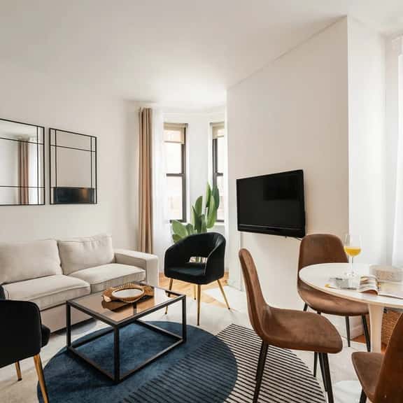 Bright & Spacious Fully Furnished 2-Bedrooms in Prime West Village - Image 1