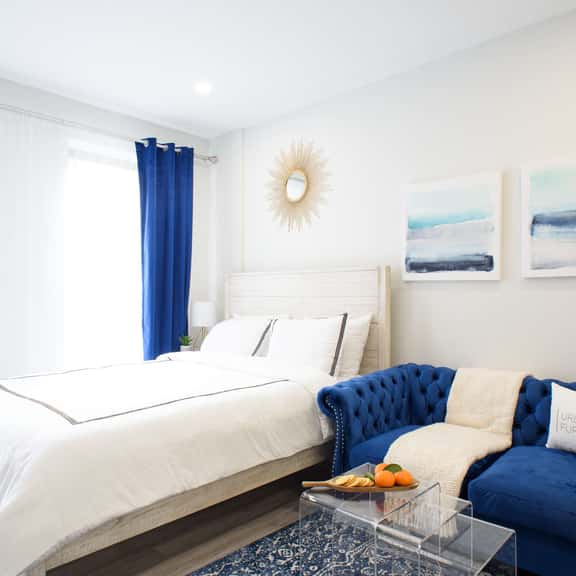 240-15  Luxury Studio Prime Location W&D - Image 1