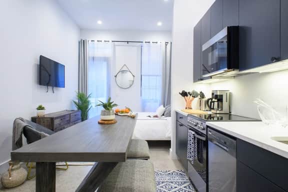 3-2 Prime East Village Private outdoor! - Image 4