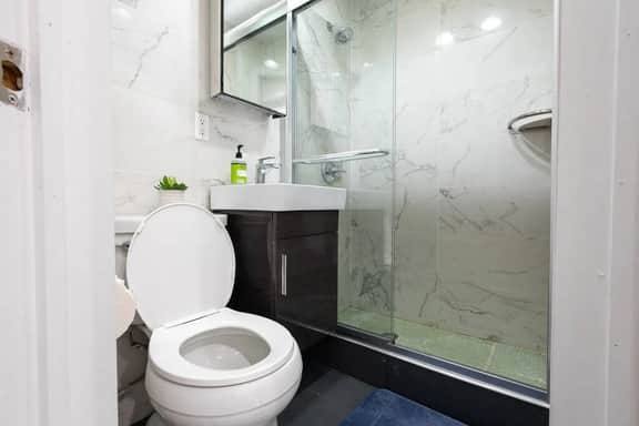 69-2D Stylish Lower East Side 1BR Apt - Image 5