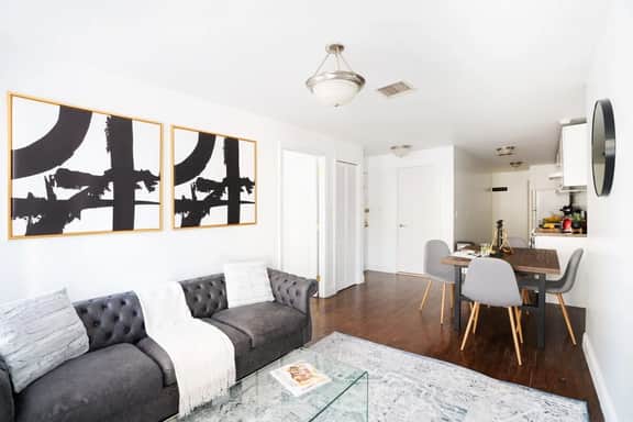 1435-3  3 Bedrooms 2Bath W/D Prime Upper East - Image 2