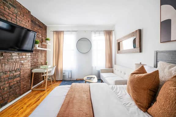 26-3A  Oversize studio Gramercy W/D in Unit Outdoor Courtyard - Image 2