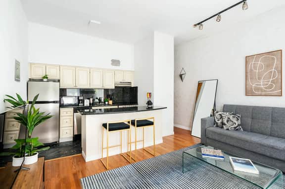 26-2B  Gramercy Large 1BR WD in unit courtyard - Image 5