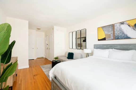 338-3B union square Newly Reno Sleeps 3 - Image 4