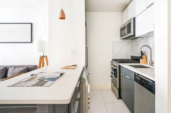 1597-2 Luxury Upper East Side Studio W&D - Image 5