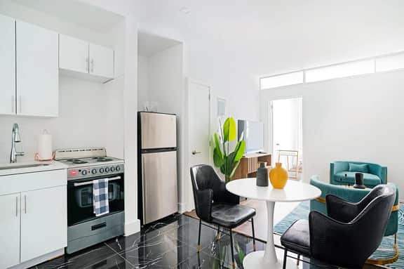 444-2C Beautiful 1BR Midtown West - Image 2