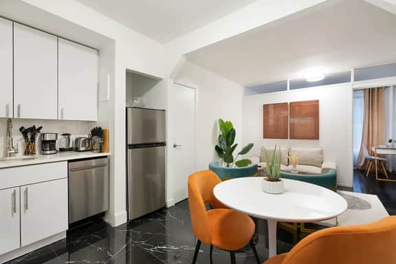 444-3C 1BR Hell's kitchen- Newly furnished -Elevator - Image 2