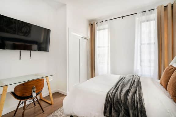 1290-10 New Renovated 2 Bedrooms in UES WD in unit - Image 4