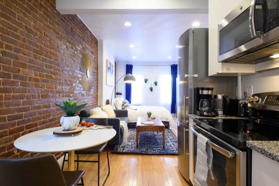 83-3FW UES Central Park Newly Furnished XL Studio - Image 5