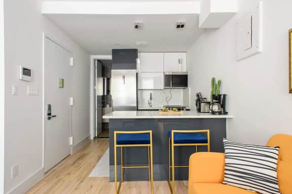1597-3 Studio Upper East Side Apt W&D in unit - Image 2