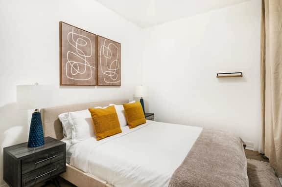 428-2W Newly Furnished 2BR Sleeps 5 Prime Location - Image 2