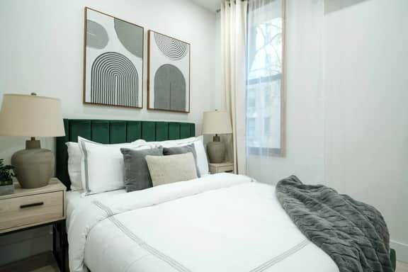 317-2D Modern 1BR W&D near Central Park - Image 4