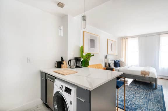 1597-7 Luxury Upper East Studio W&D in unit - Image 4