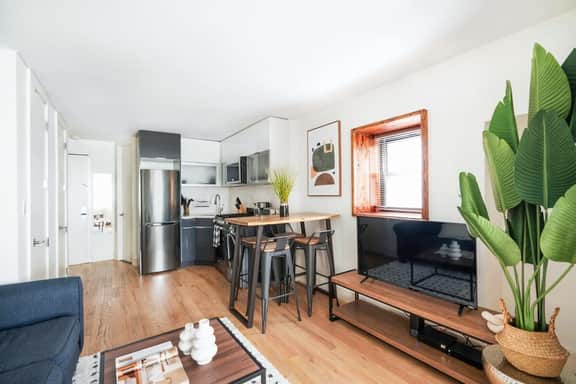 75-2A  Furnished 1BR W/D Elevator - central park - Image 2