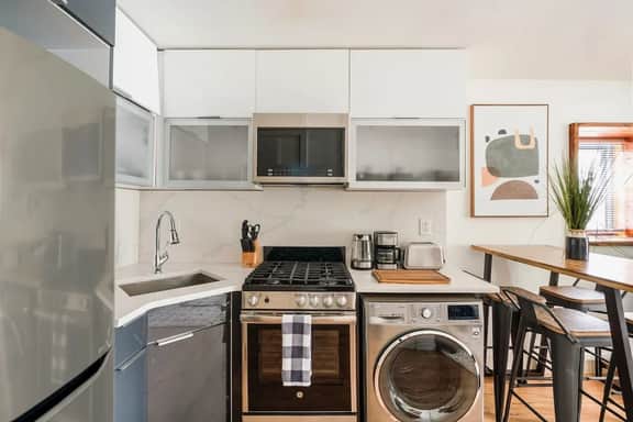 75-2A  Furnished 1BR W/D Elevator - central park - Image 5