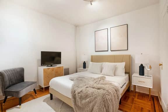 61-2A  Large 1BR in Upper East Side - Image 2