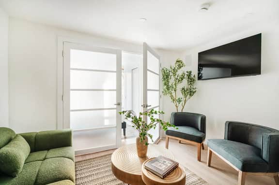 22-4A Sleek Modern 1BR Gramercy - Image 4