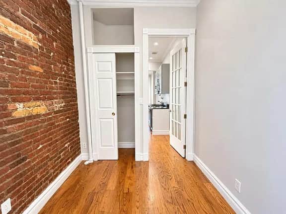 53-1 1BR in the heart of W. Village, W/D near park - Image 4