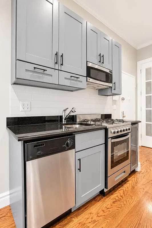 53-1 1BR in the heart of W. Village, W/D near park - Image 2